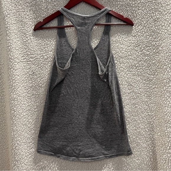 2 Under Armour Women's Tanks XS - Picture 2 of 4